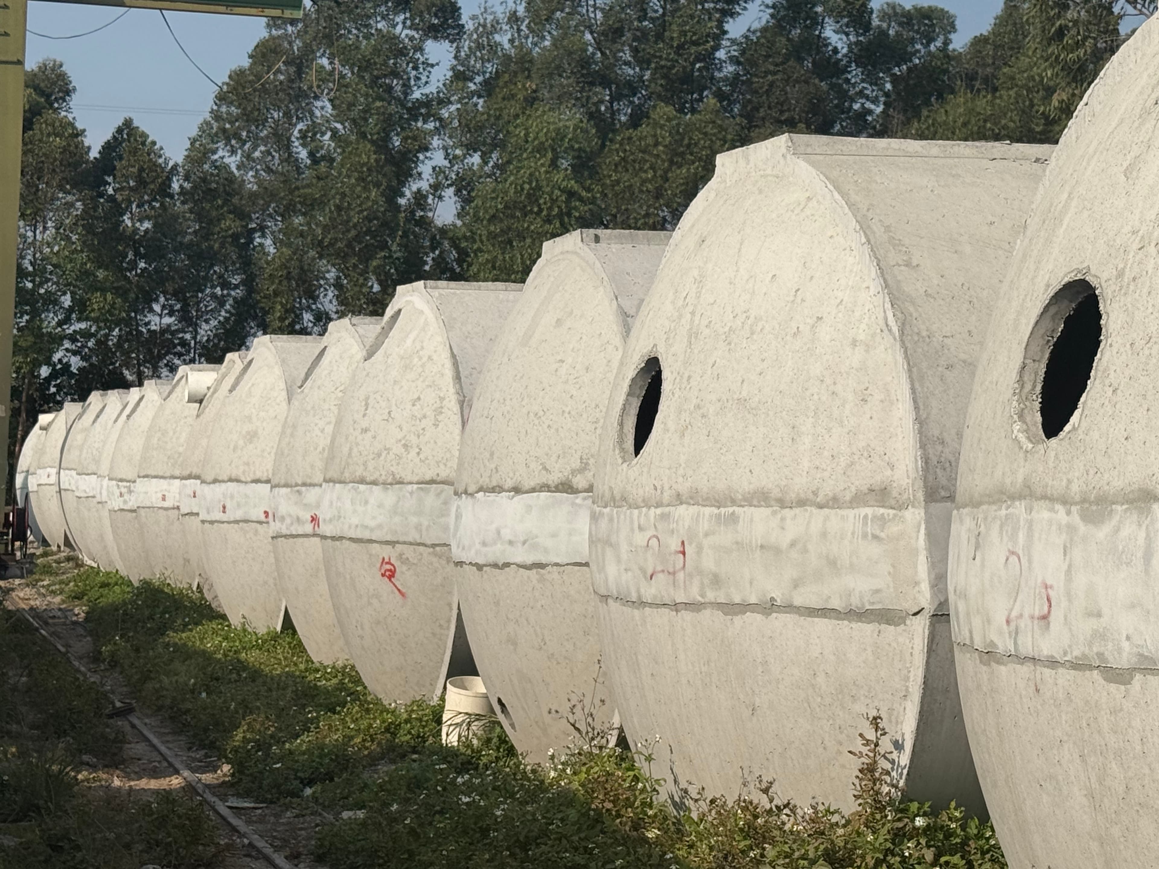 智鑫建材成排水泥化粪池成品区